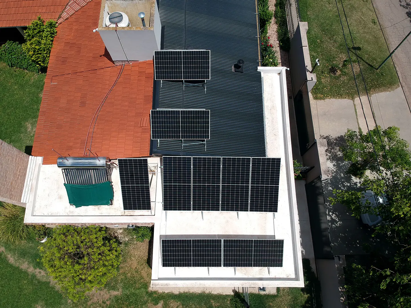 Instalación de paneles solares fotovoltaicos para generación de energía